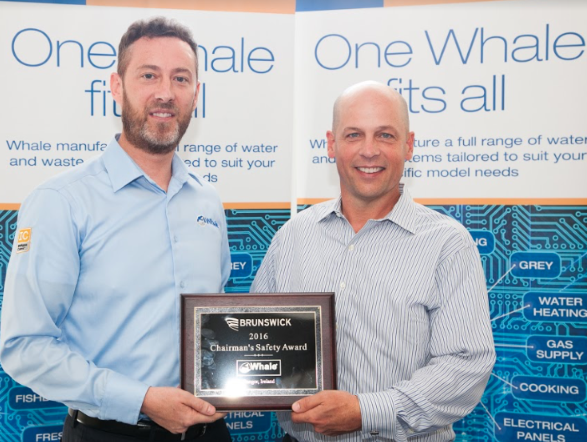 Mercury Marine's John Pfeiferpresenting award to Whale's MD, Patrick Roberts